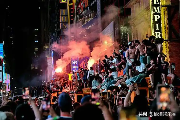 纽约城惊现夺冠游行盛况，中国球迷期待中超也迎来狂欢时刻