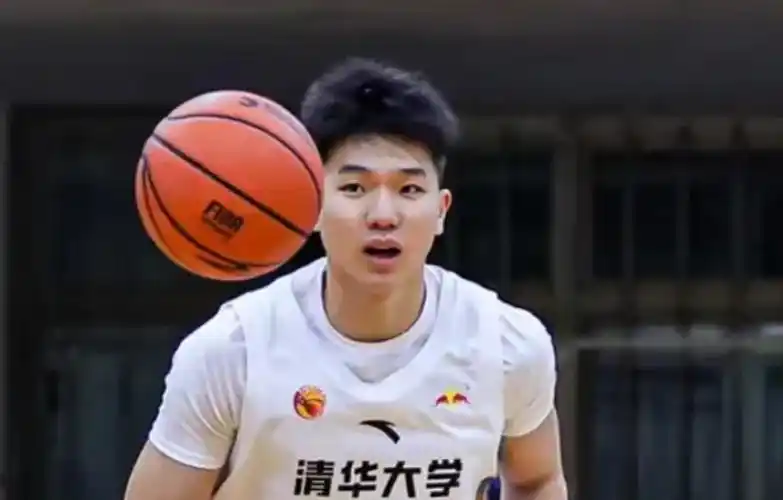 疯狂14-0！清华男篮次节一波流击溃华侨，石奎三分成转折点